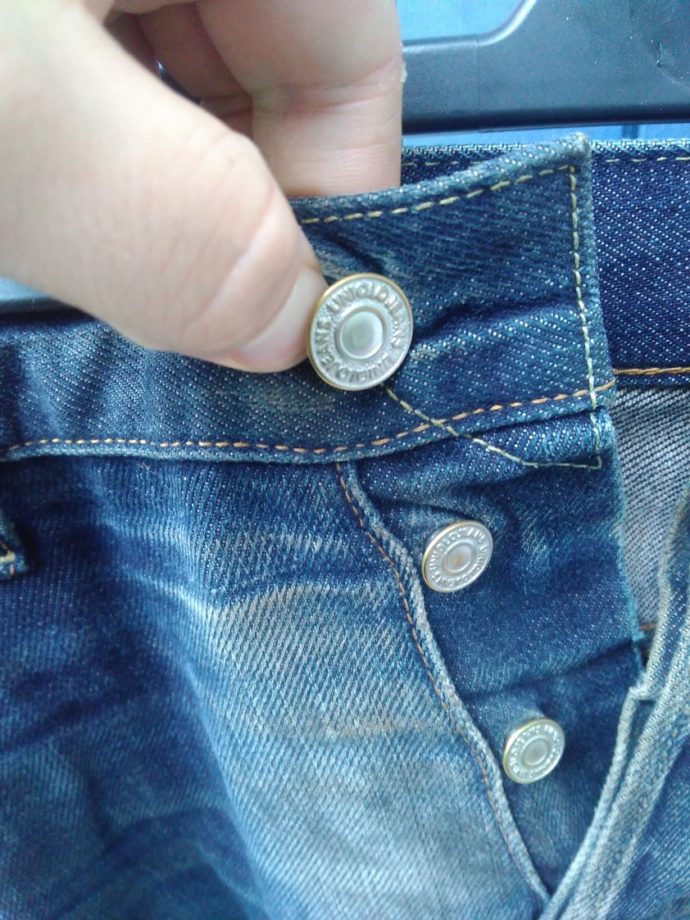 remettre un bouton de jean
