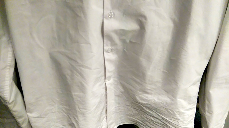 Avant défroissage de la chemise blanche froissée