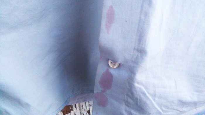 tache vin rouge sur chemise bleue