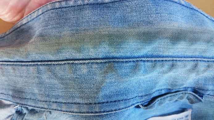 taches jaunes col chemise